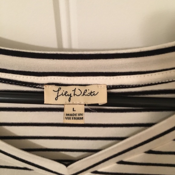 NWOT Short Sleeve v-neck Top with tie in the front - Picture 2 of 3